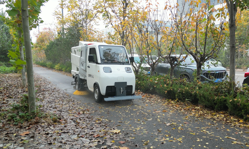 秋季落葉輕松“拿下”——純電動(dòng)洗掃車(chē)的雨后清潔實(shí)力展示